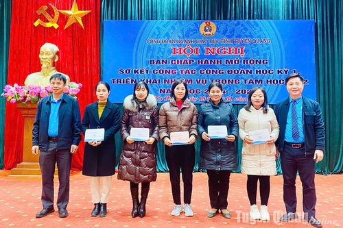 Công đoàn ngành Giáo dục tỉnh tặng 82 suất quà Tết cho đoàn viên, giáo viên có hoàn cảnh khó khăn