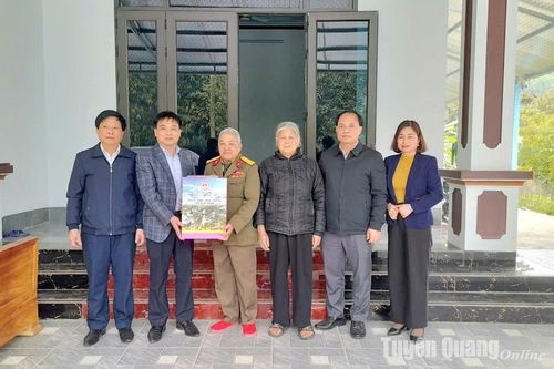 Trưởng Ban Dân vận Tỉnh ủy, Chủ tịch Ủy ban MTTQ tỉnh Nguyễn Hưng Vượng thăm, chúc Tết gia đình người có công trên địa bàn huyện Lâm Bình