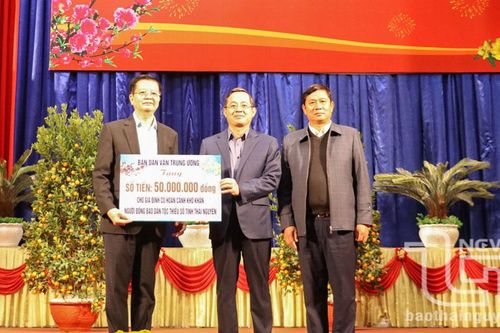Đồng chí Trưởng Ban Dân vận Trung ương tặng quà tại Thái Nguyên