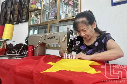 Gửi tình yêu qua lá cờ Tổ quốc