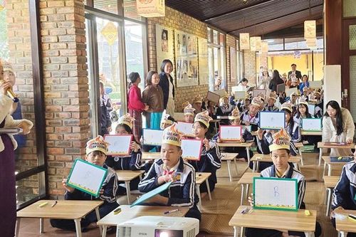 Kết nối lịch sử với thế hệ trẻ