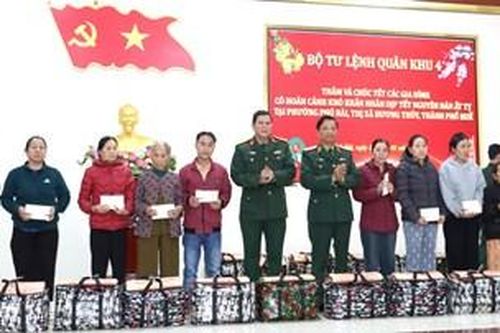 Tư lệnh Quân khu 4 tặng quà Tết cho người dân khó khăn