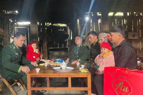 Bộ đội Biên phòng Sơn Vĩ đem lửa ấm về bà con bản làng
