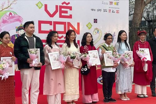 Họa sĩ trẻ 'vẽ con rắn'