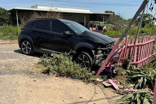 Va chạm liên hoàn giữa tàu hỏa, ôtô và xe máy