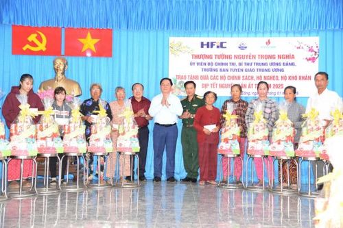 Trưởng Ban Tuyên giáo Trung ương tặng quà gia đình chính sách, hộ nghèo tại Gò Công