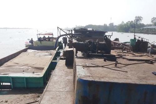 Bắt quả tang 2 đối tượng mua bán cát trái phép trên sông Hậu