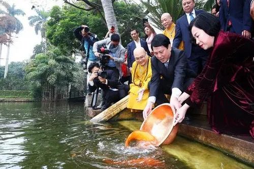 Chủ tịch nước và kiều bào thả cá chép tại Phủ Chủ tịch