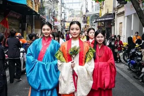 Diễu hành cổ phục Việt trên đường phố Hà Nội