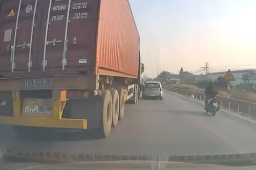 Container chèn ép xe con trên đường
