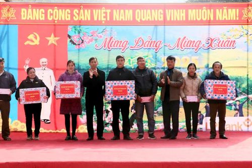 Đoàn công tác của tỉnh thăm, tặng quà Tết xã Nam Tuấn (Hòa An)
