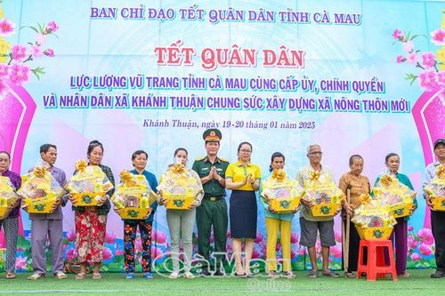 Hơn 300 hộ dân được khám bệnh, tặng quà