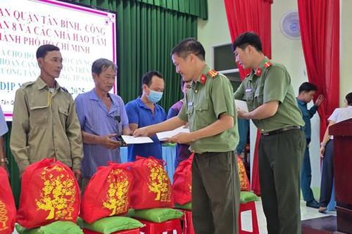 Công an Q.Tân Bình và Công an Quận 8 tặng quà Tết cho các hộ khó khăn