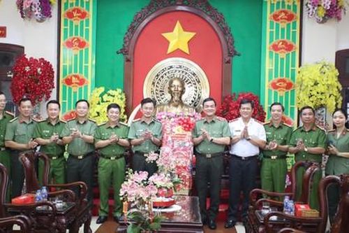 Đoàn công tác số 10 của Thành ủy TPHCM thăm, chúc Tết nhân dịp đón Xuân Ất Tỵ 2025