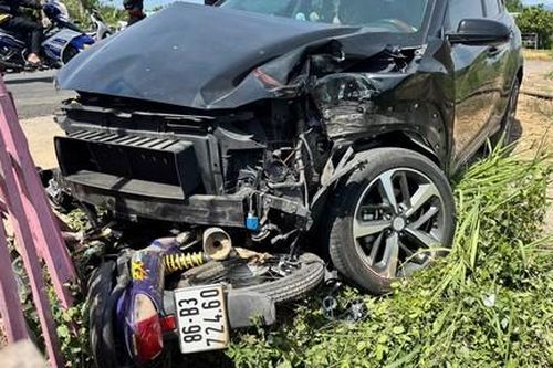 Tai nạn liên hoàn giữa tàu hỏa, ôtô và xe máy, một người đi cấp cứu