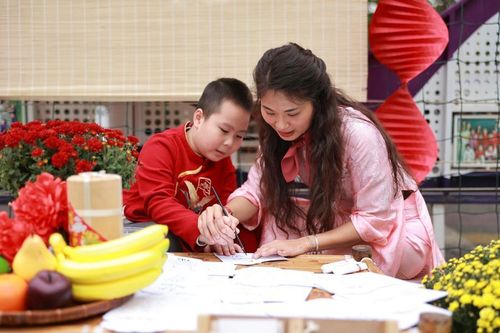 Học sinh Hà Nội thích thú trải nghiệm văn hóa Tết truyền thống