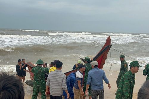 Kịp thời cứu 3 ngư dân Quảng Trị bị sóng đánh chìm