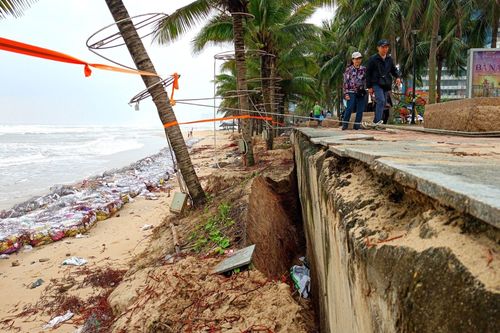 Bờ biển Đà Nẵng tiếp tục bị xâm thực, sóng đánh tan hoang ven bờ