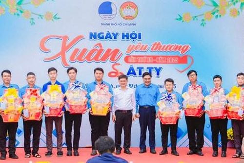 Tuổi trẻ TP Hồ Chí Minh sôi nổi ngày cao điểm 'Xuân nghĩa tình'