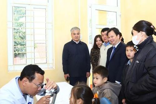Hỗ trợ 100 trường hợp phẫu thuật mắt miễn phí cho người dân trong chương trình 'Tết ấm vùng cao' 2025