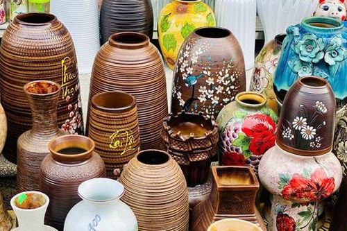 Đa dạng các loại bình gốm sứ, chậu cây cảnh xuống phố phục vụ người dân sắm Tết