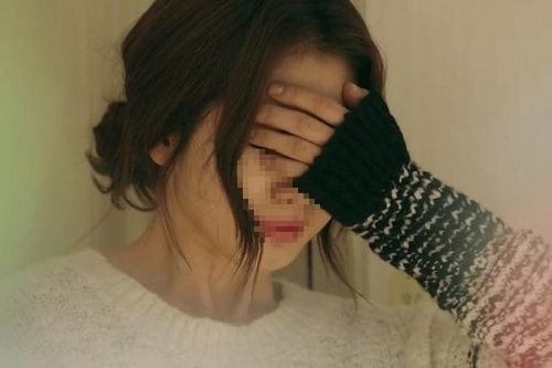 Đi tất niên cùng công ty chồng, tôi rơi nước mắt trước hành động của anh
