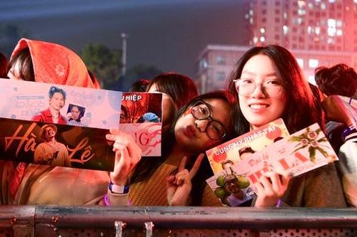 Hàng vạn khán giả Thủ đô cháy hết mình trong đêm 'Hòa nhạc Ánh sáng - Chào năm mới 2025'