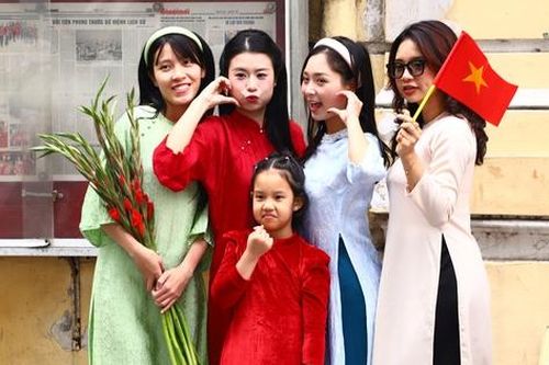 Giới trẻ Hà Nội diện áo dài chụp ảnh Tết, '1 mét vuông 10 nàng thơ' tại Hồ Gươm