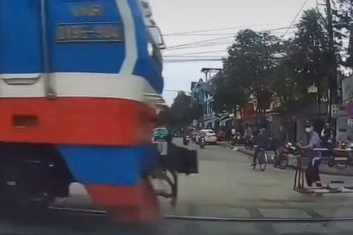 Video thót tim tàu hỏa lao nhanh trước đầu ô tô vì gác chắn đóng chậm