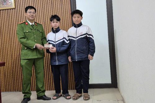 Hai học sinh nhặt được điện thoại mang trình báo cơ quan Công an
