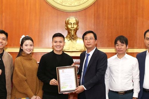 Tuyển thủ Quang Hải ủng hộ Quỹ 'Vì người nghèo' Trung ương