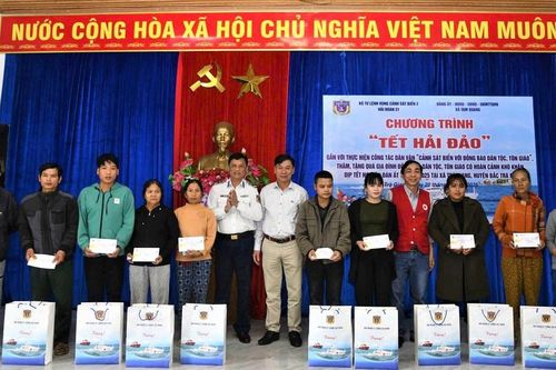 Quảng Nam: Hải đoàn 21 tặng quà cho bà con ở xã Trà Giang