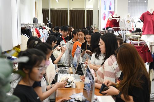 Biển người sắm đồ Tết tới tận nửa đêm trên phố thời trang ở TP.HCM