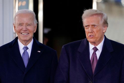 Ông Trump và ông Biden ngồi chung xe tới lễ nhậm chức