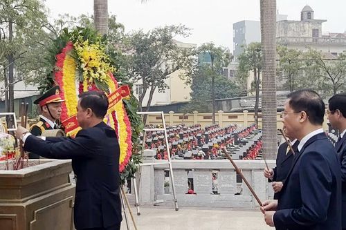Lãnh đạo quận Hoàng Mai dâng hương tưởng niệm các anh hùng, liệt sĩ