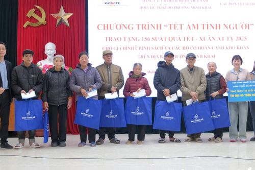 Mang Tết ấm đến với gia đình chính sách, hộ khó khăn phường Minh Khai