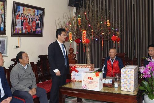 Lãnh đạo tỉnh Nam Định thăm, tặng quà gia đình chính sách huyện Vụ Bản