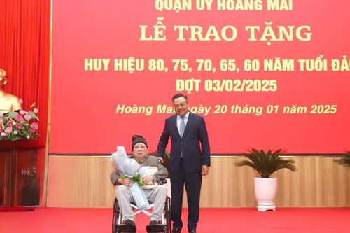 Chủ tịch UBND TP Hà Nội Trần Sỹ Thanh trao Huy hiệu Đảng tại Hoàng Mai
