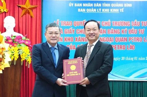 Quảng Bình trao giấy chứng nhận đầu tư dự án Kho xăng dầu ngoại quan Petro Lào
