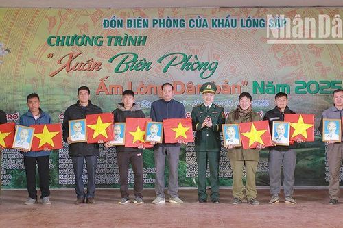Tặng 567 suất quà cho các hộ khó khăn, gia đình chính sách vùng biên giới Sơn La