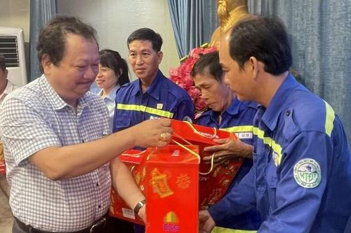 Trao 300 phần quà Tết cho công nhân Môi trường Đô thị Thành phố Hồ Chí Minh