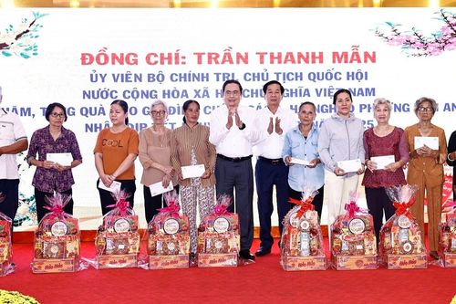 Chủ tịch Quốc hội tặng quà Tết các gia đình chính sách tại Cần Thơ