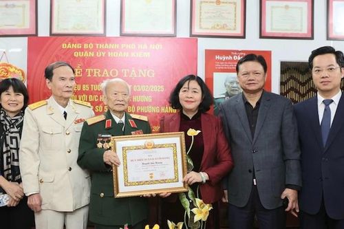 Bí thư Thành ủy Hà Nội trao Huy hiệu 85 năm tuổi Đảng tặng Thiếu tướng Huỳnh Đắc Hương
