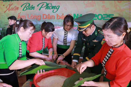 Chương trình 'Xuân Biên phòng ấm lòng dân bản' tại Lóng Sập