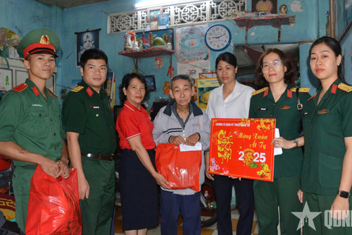 Bộ đội Kỹ thuật chăm lo gia đình chính sách, hộ nghèo dịp Tết Ất Tỵ