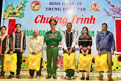 Trung đoàn 710 (Binh đoàn 15) trao 1.950 suất quà tặng nhân dân, người lao động trong dịp Tết Nguyên đán