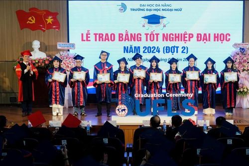 Trường Đại học Ngoại ngữ Đà Nẵng trao bằng tốt nghiệp cho gần 500 tân cử nhân
