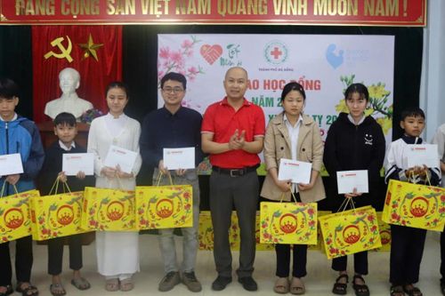 Trao tặng học bổng cho học sinh, sinh viên hoàn cảnh khó khăn