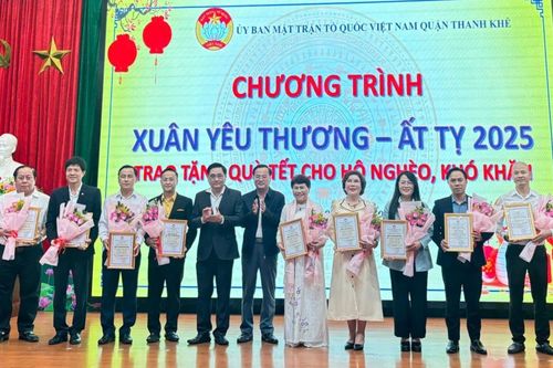 Hơn 1,3 tỷ đồng quà Tết trao cho hộ nghèo, hộ khó khăn trên địa bàn quận Thanh Khê