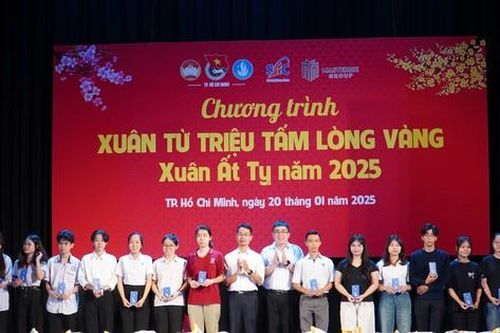 TP. HCM: Tặng quà cho sinh viên đón Tết xa nhà